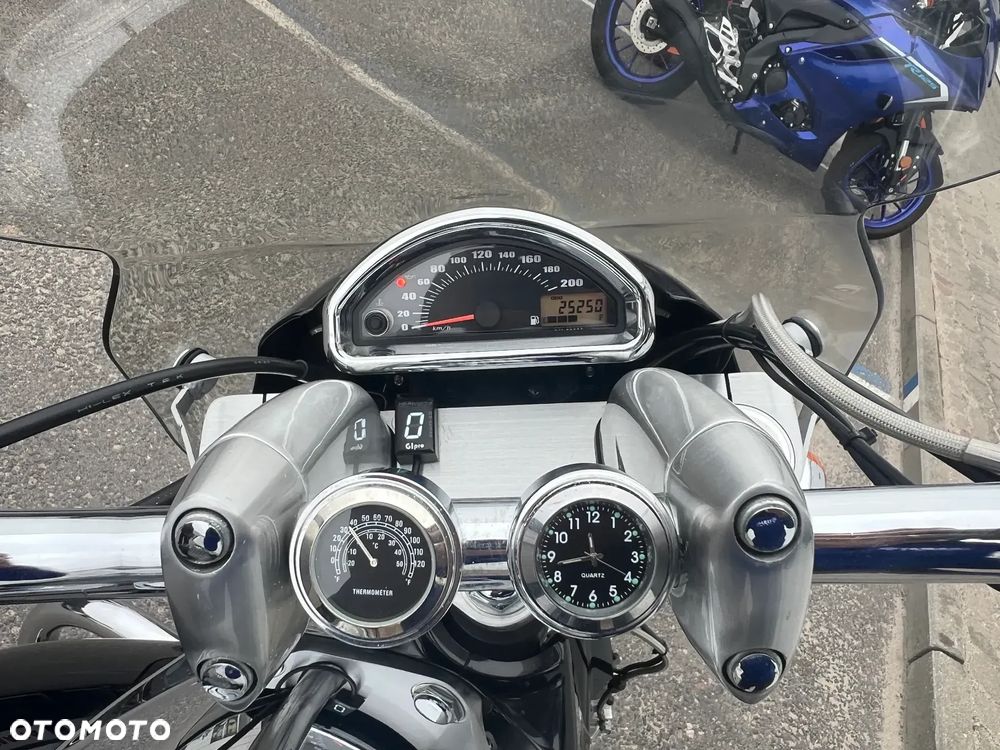 Suzuki Intruder - 15