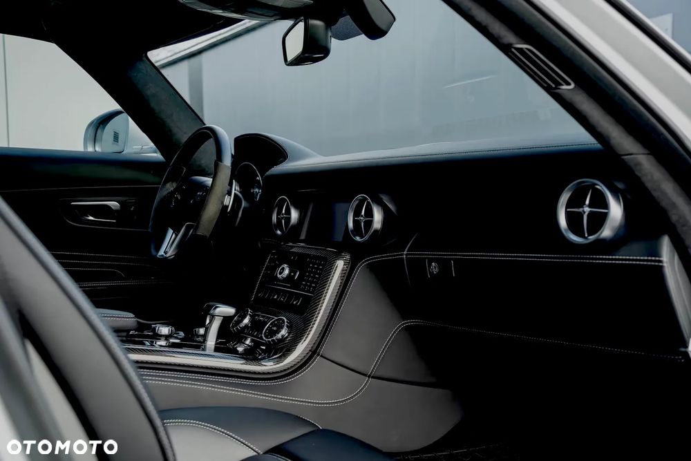 Mercedes-Benz SLS - 12