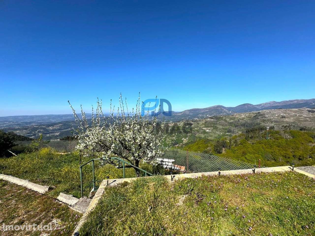 Moradia com excelente área, piscina e plena privacidade - Grande imagem: 4/45