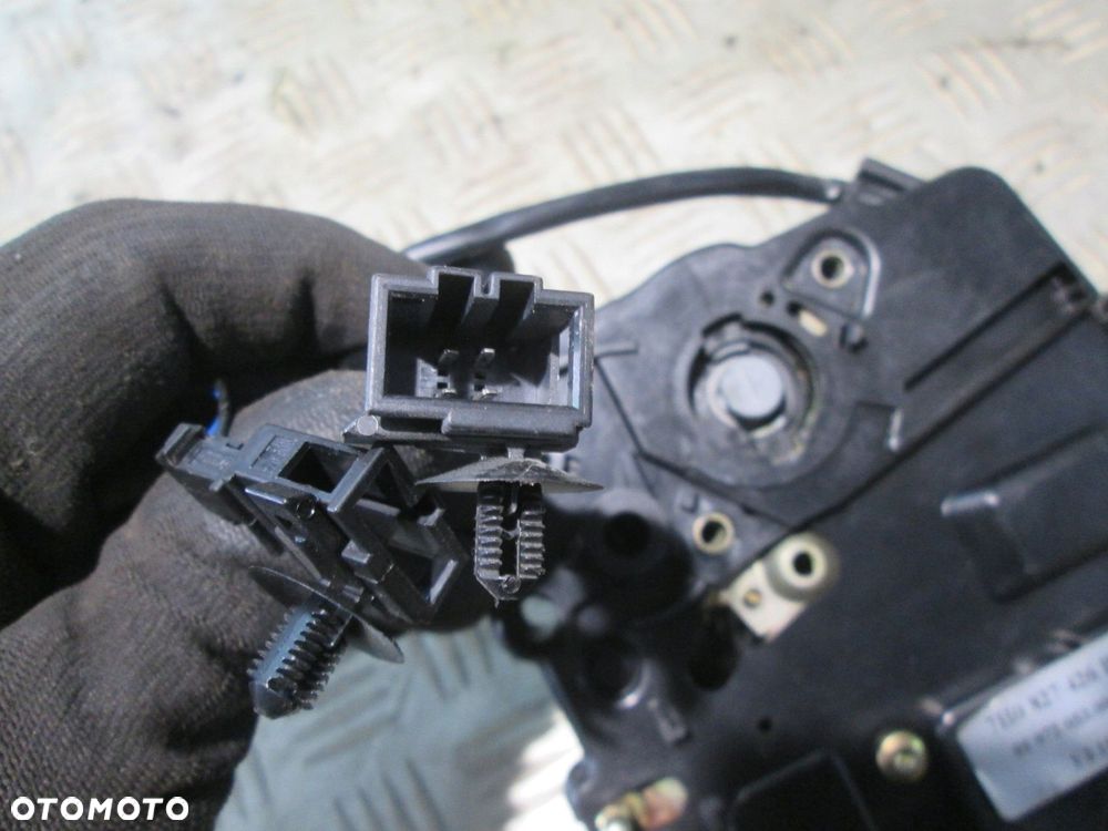 ZAMEK KLAPY BAGAZNIKA 7H0827426P VW CADDY III 2K 03-10 - 3