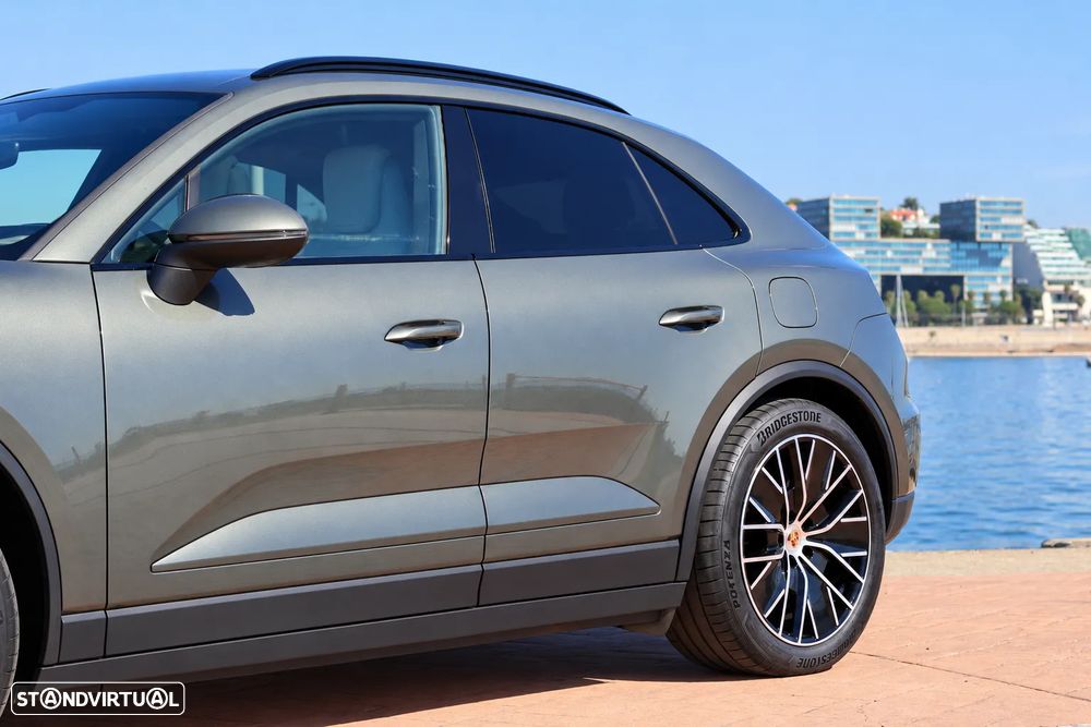 Porsche Macan Electric 4 - 12