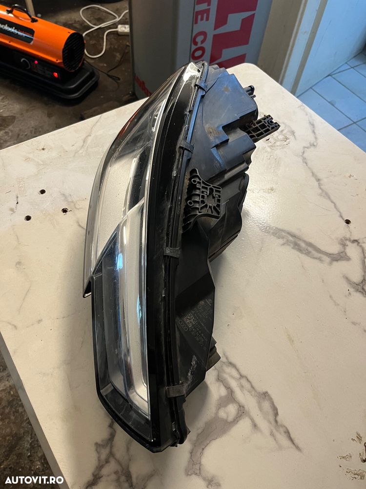 Far Bixenon stanga sau dreapta Audi A4 B9 2017 - 2