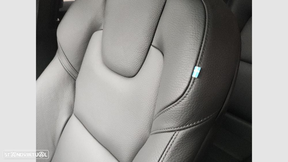 Volvo XC 60 2.0 T6 PHEV Plus Dark AWD - 26