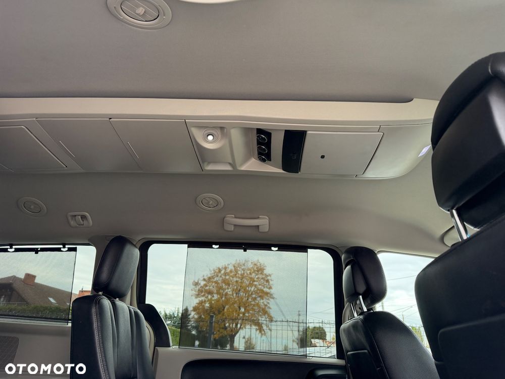 Chrysler Town & Country - 30