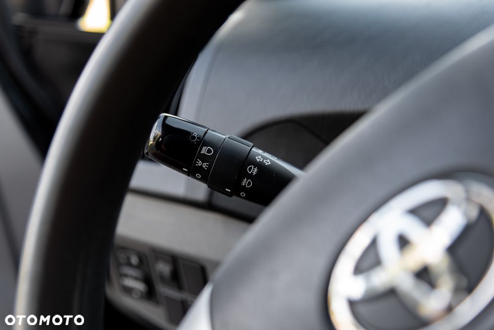 Toyota Prius 1.8 HSD Premium - 33