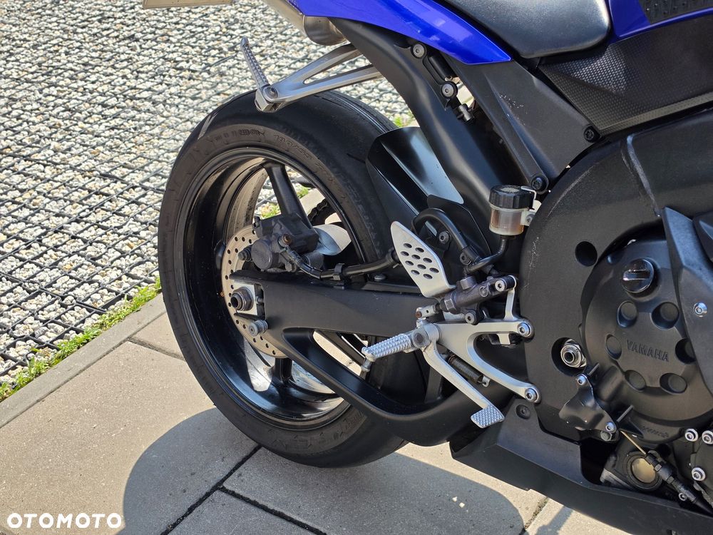 Yamaha R1 - 4