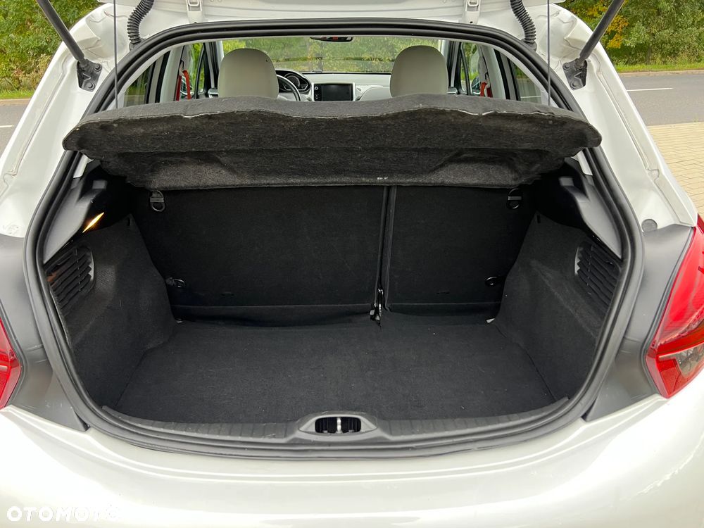 Peugeot 208 - 16