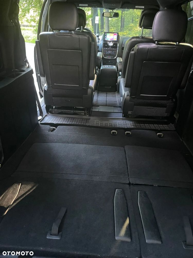 Chrysler Town & Country - 8