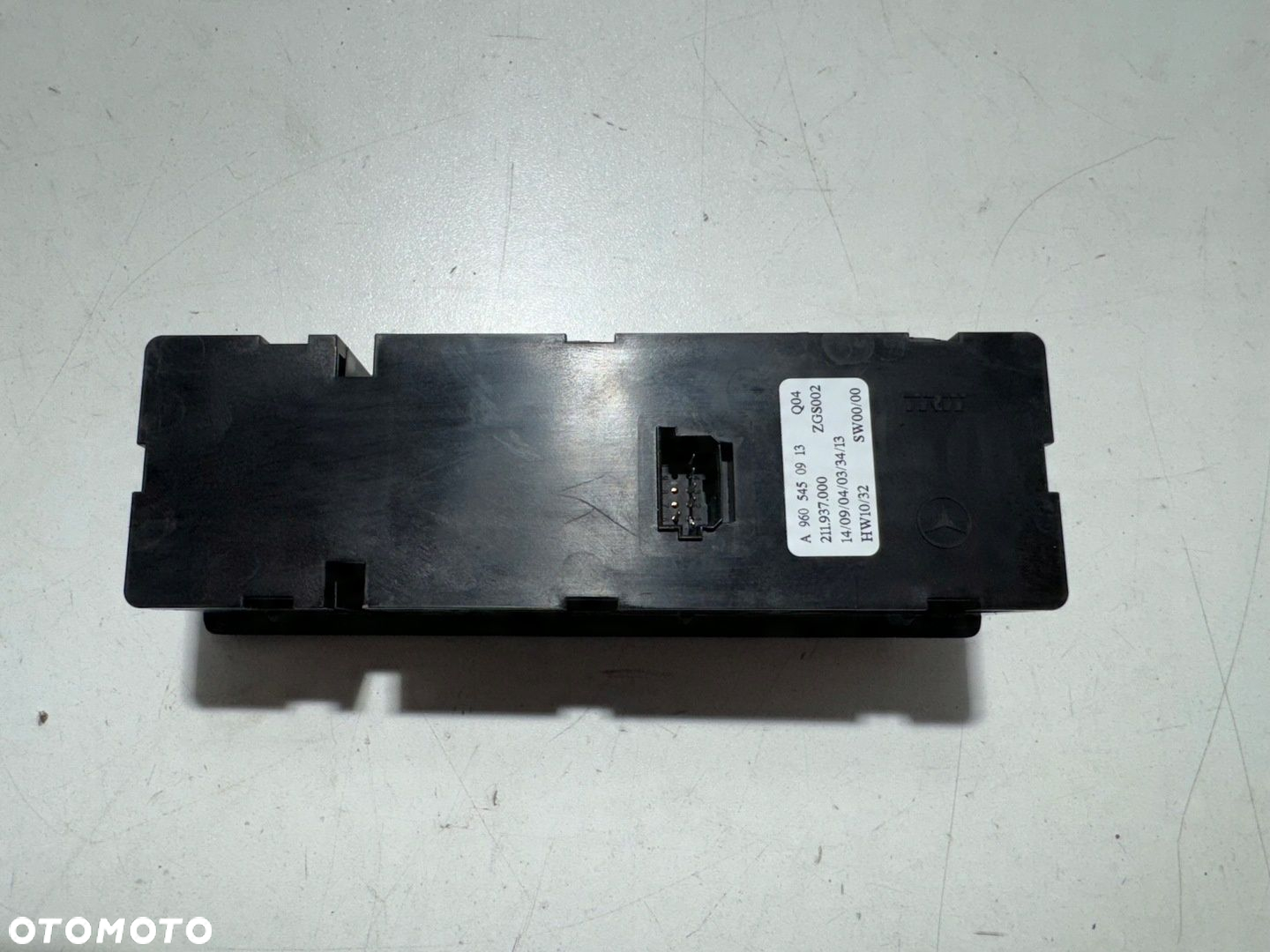 PRZEŁĄCZNIK PANEL SZYBY PRAWEJ MERCEDES ACTROS MP 4 A9605450913 - 2