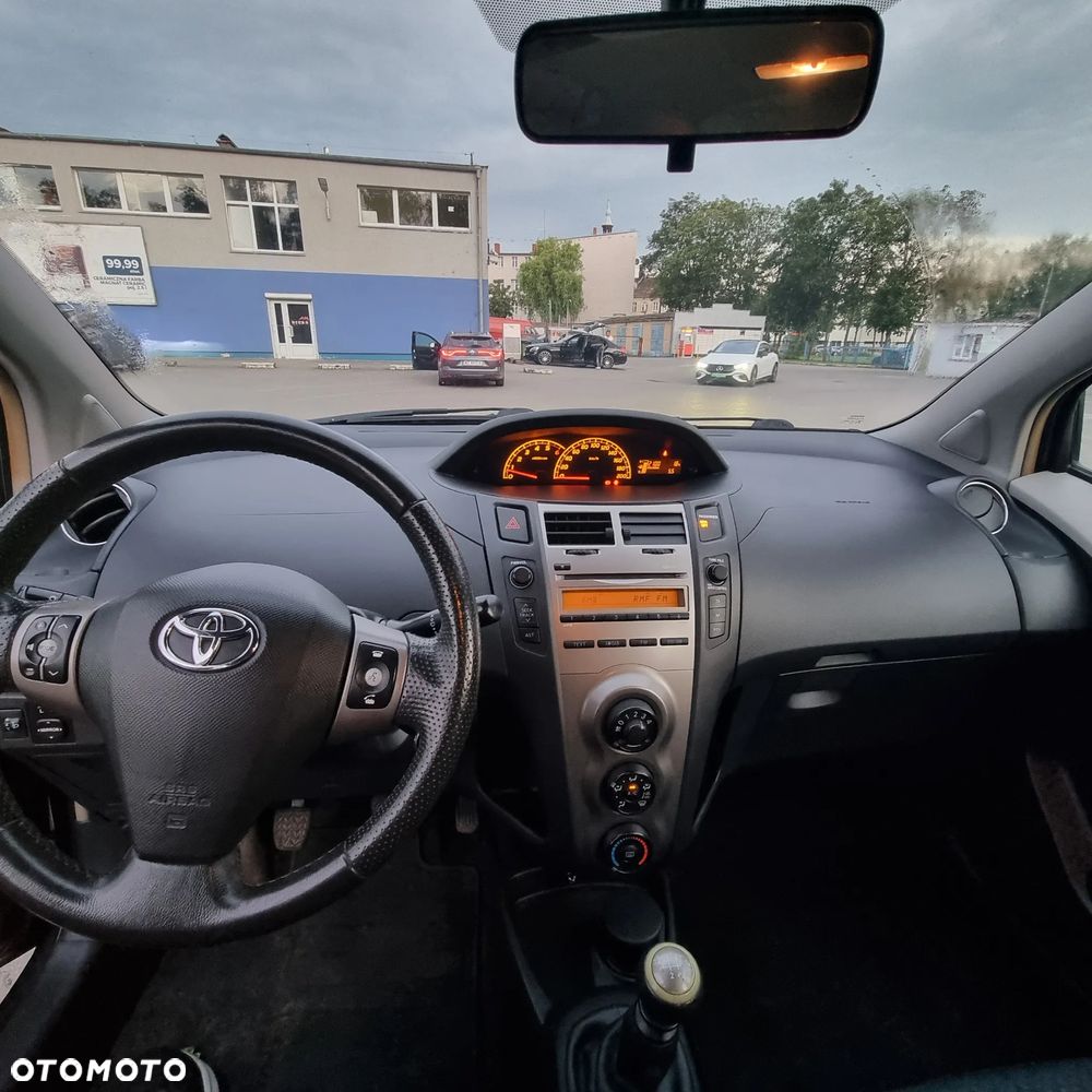 Toyota Yaris - 16
