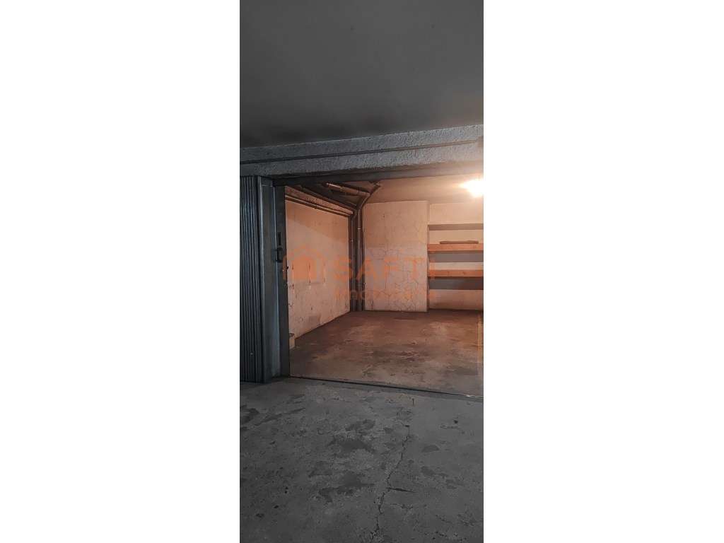 Garagem fechada para uma viatura, em Braga - Grande imagem: 3/8