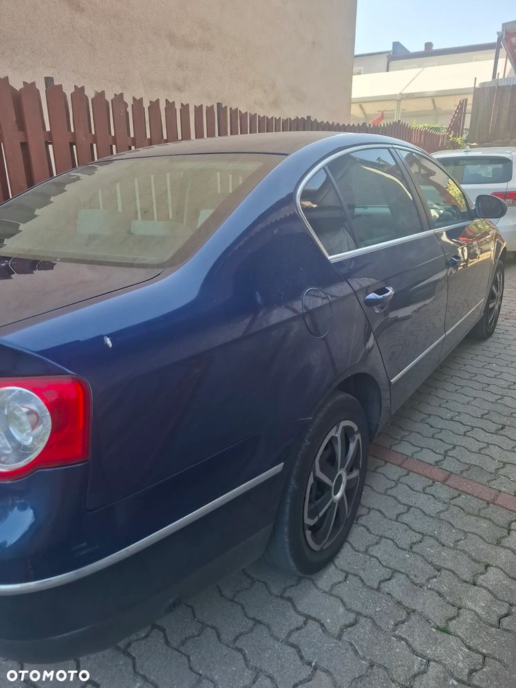 Volkswagen Passat 1.6 FSI Comfortline - 4