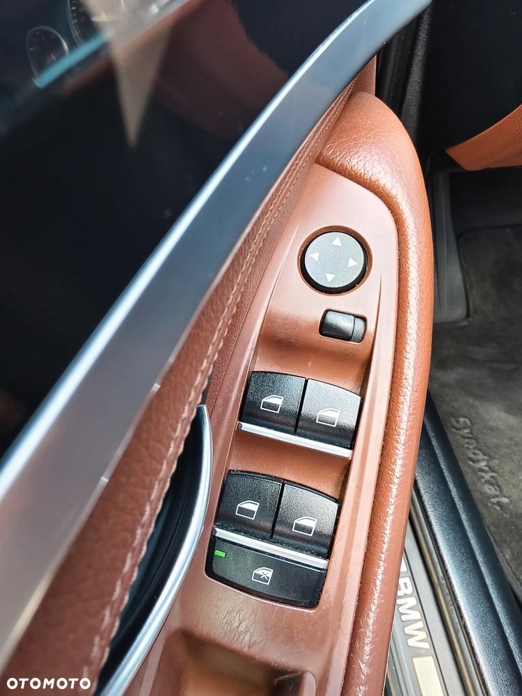 BMW Seria 5 525d Sport-Aut Luxury Line - 21