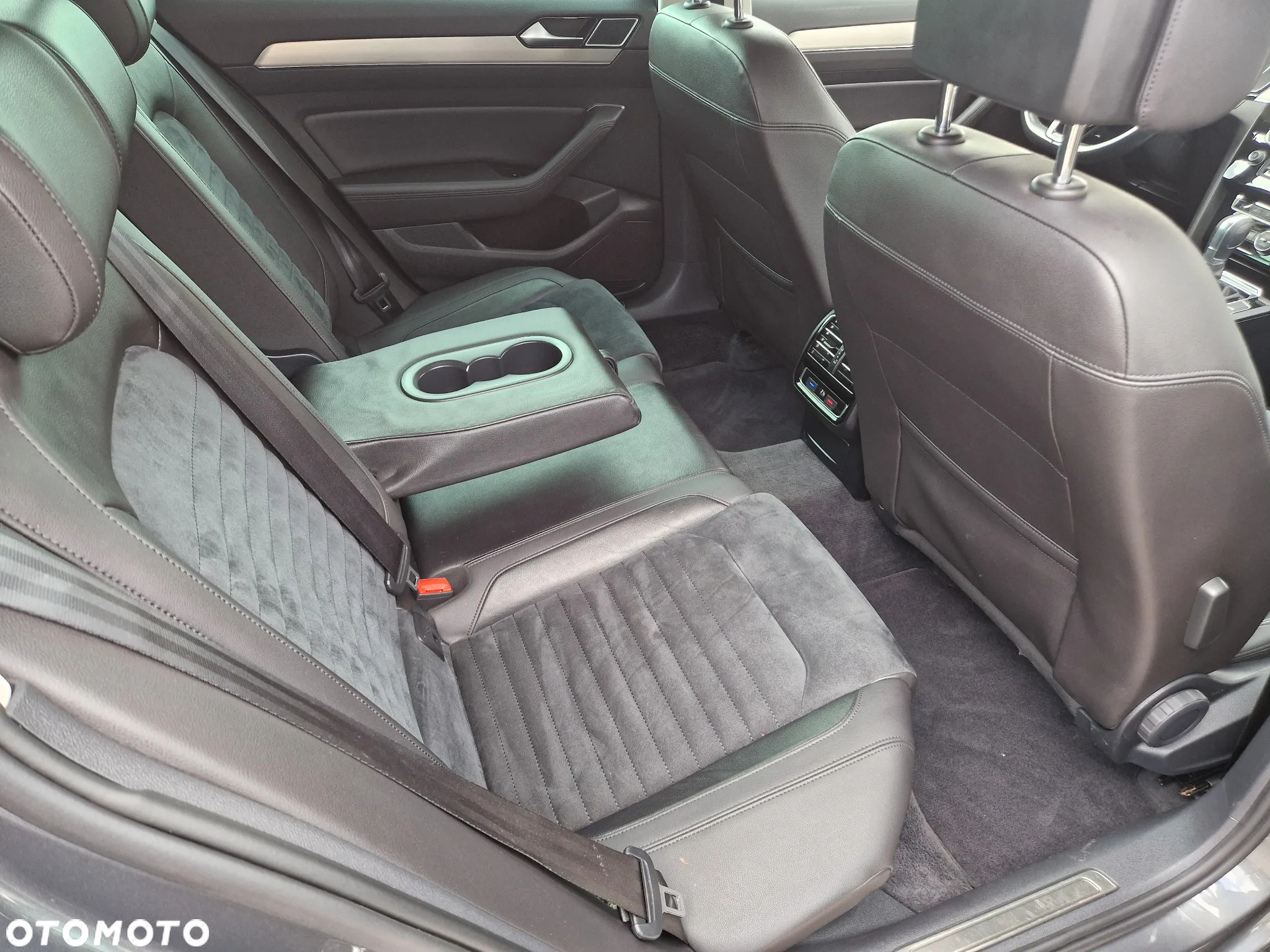 Volkswagen Passat Variant 2.0 TDI SCR DSG Highline - 19