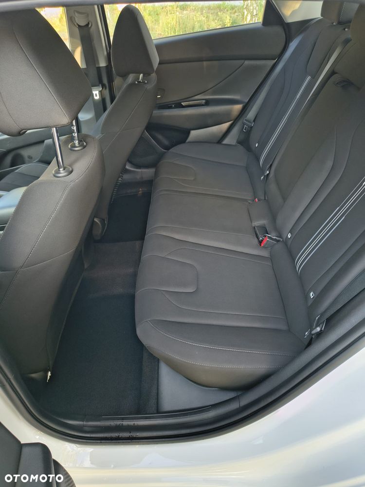 Hyundai Elantra 1.6 Executive CVT - 14