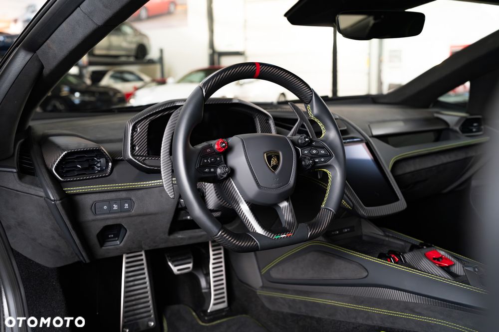 Lamborghini Revuelto - 15