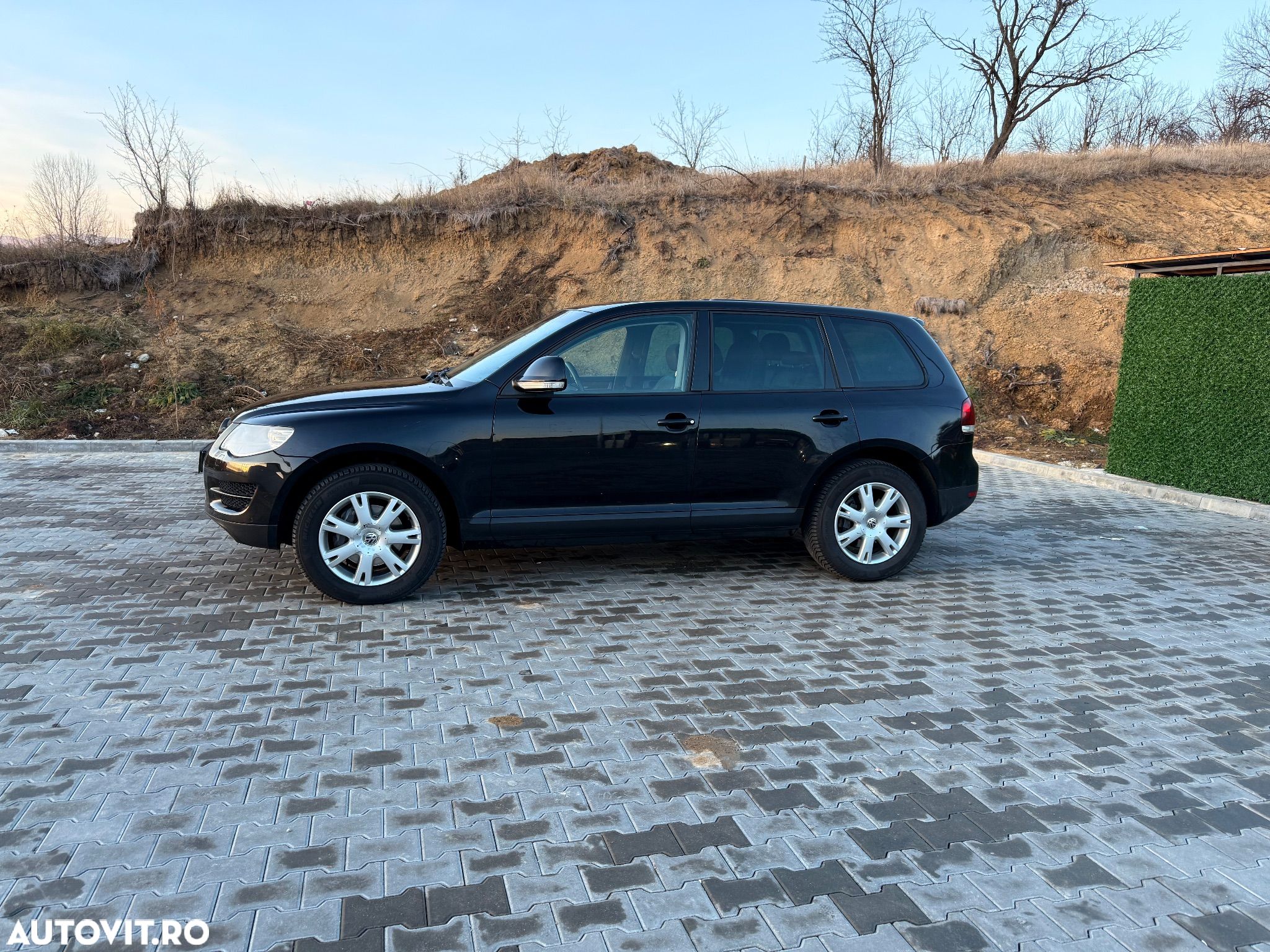Volkswagen Touareg - 1