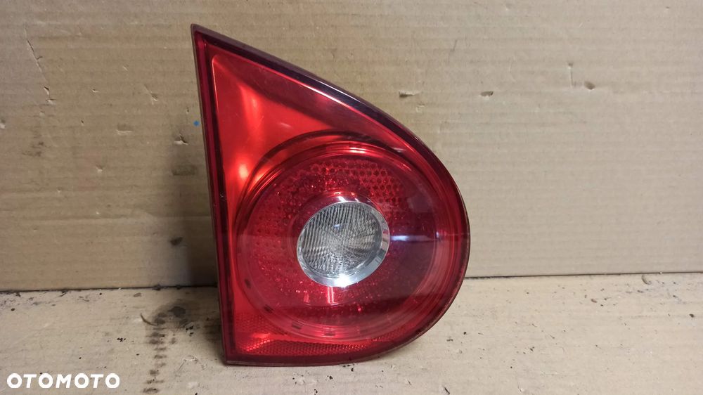 # LAMPA LEWY TYŁ W KLAPĘ VW GOLF V  HB nr 1K6945093F - 1