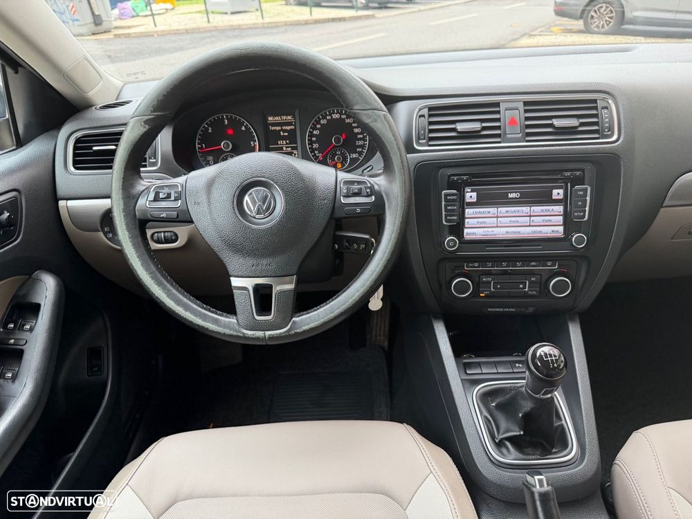 VW Jetta 1.6 TDi Confortline - 10