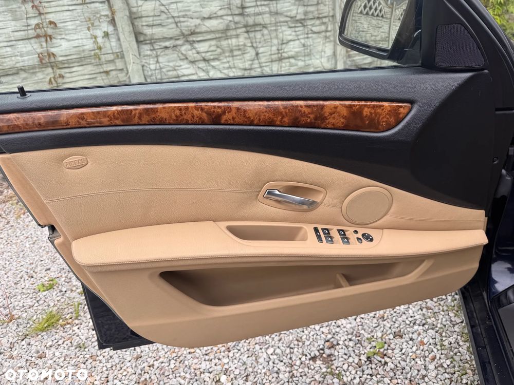 BMW Seria 5 525xi - 24