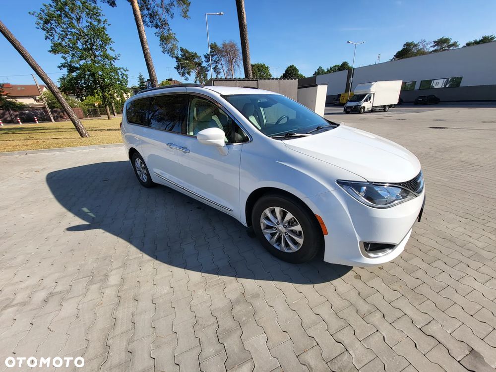 Chrysler Pacifica - 4