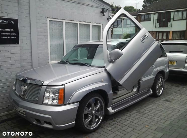 Cadillac Escalade - 1