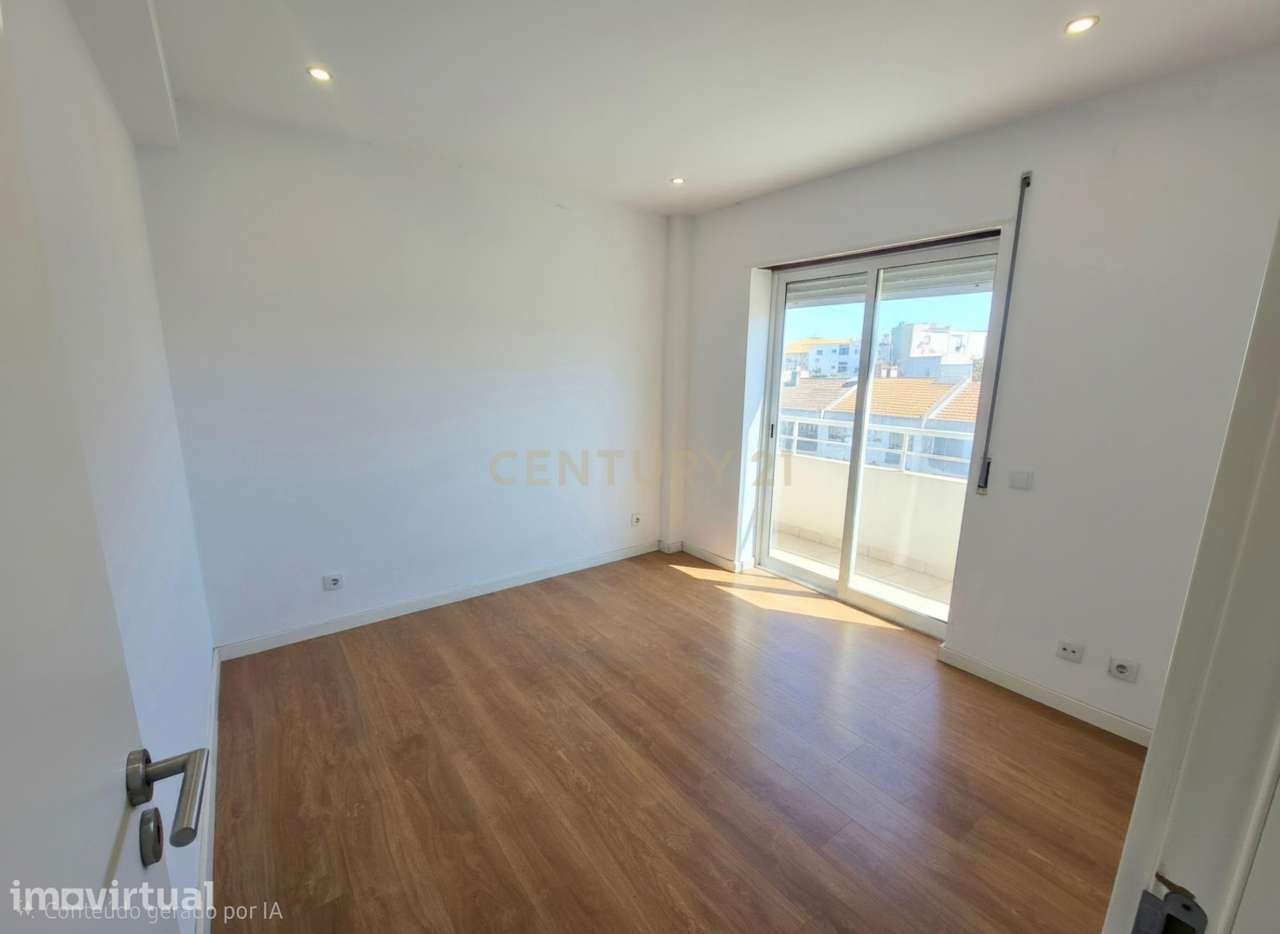 Apartamento T1 transformado em T2 no Feijó - Grande imagem: 5/14