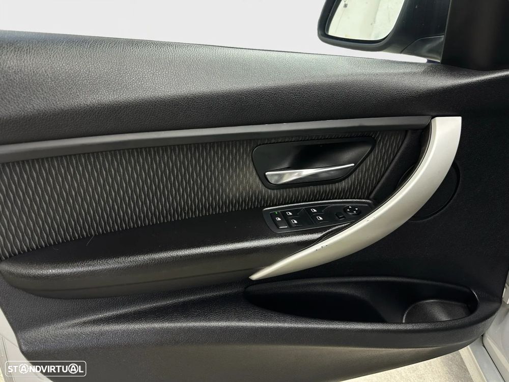 BMW 320 d Touring Auto Exclusive - 12