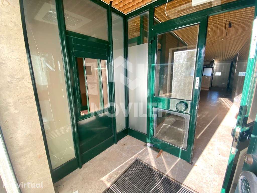 Loja de Rua com 221m2 c/ 2 pisos, na EN109 no centro da Guia - Grande imagem: 4/16