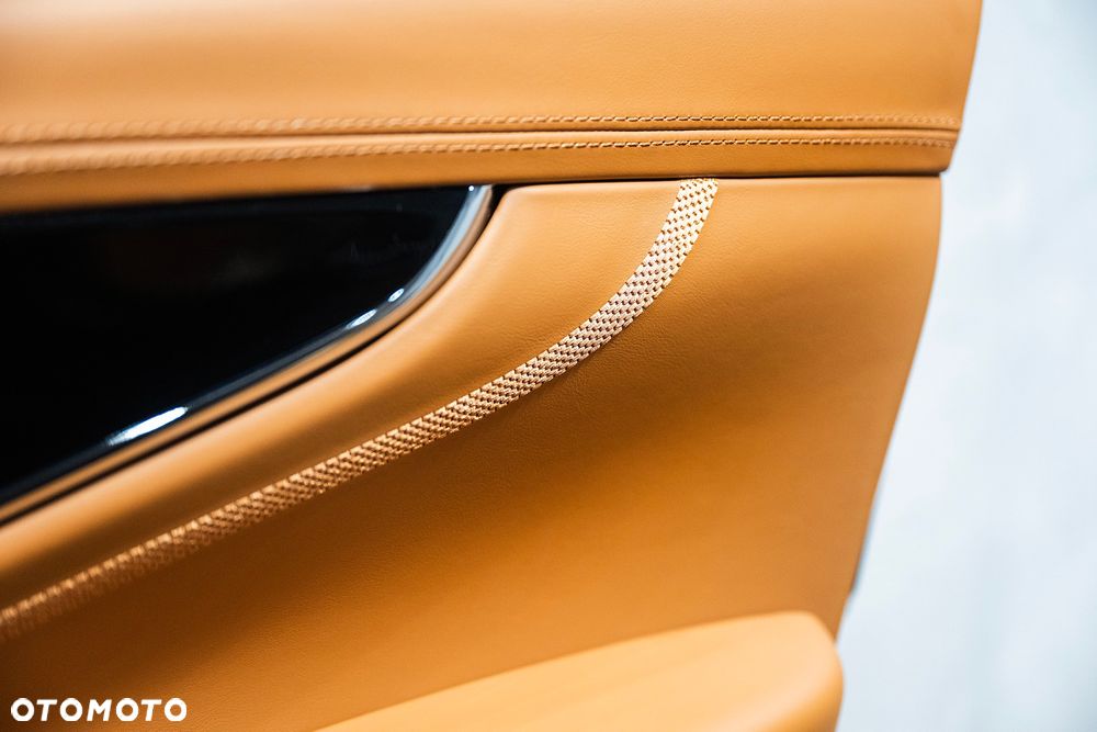 Aston Martin DBX - 13