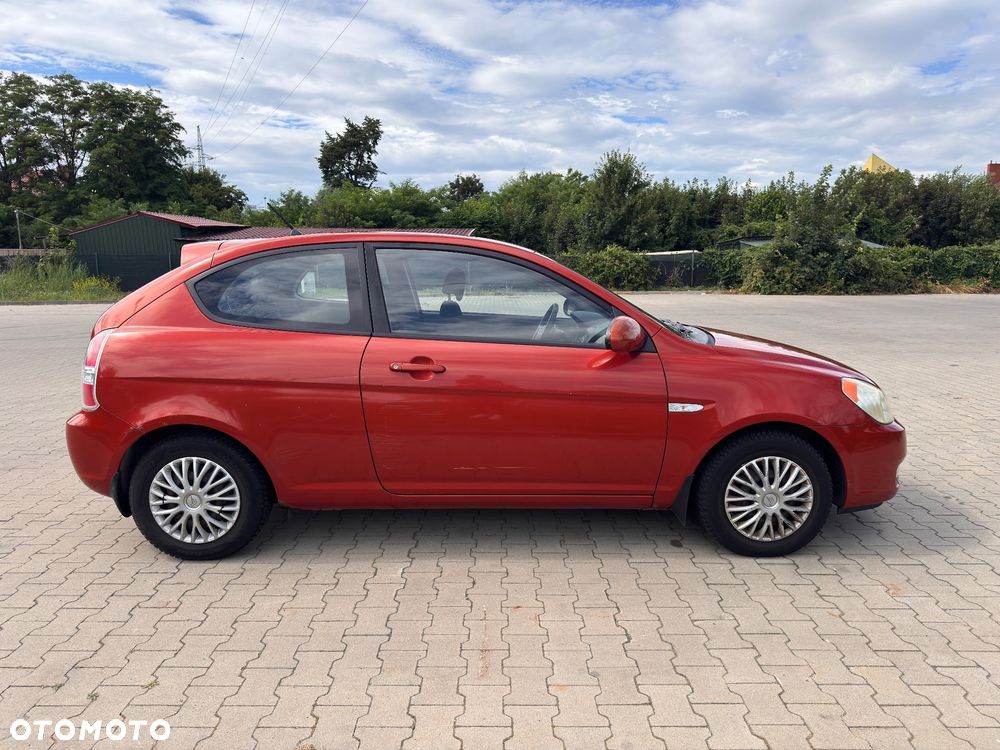 Hyundai Accent - 4
