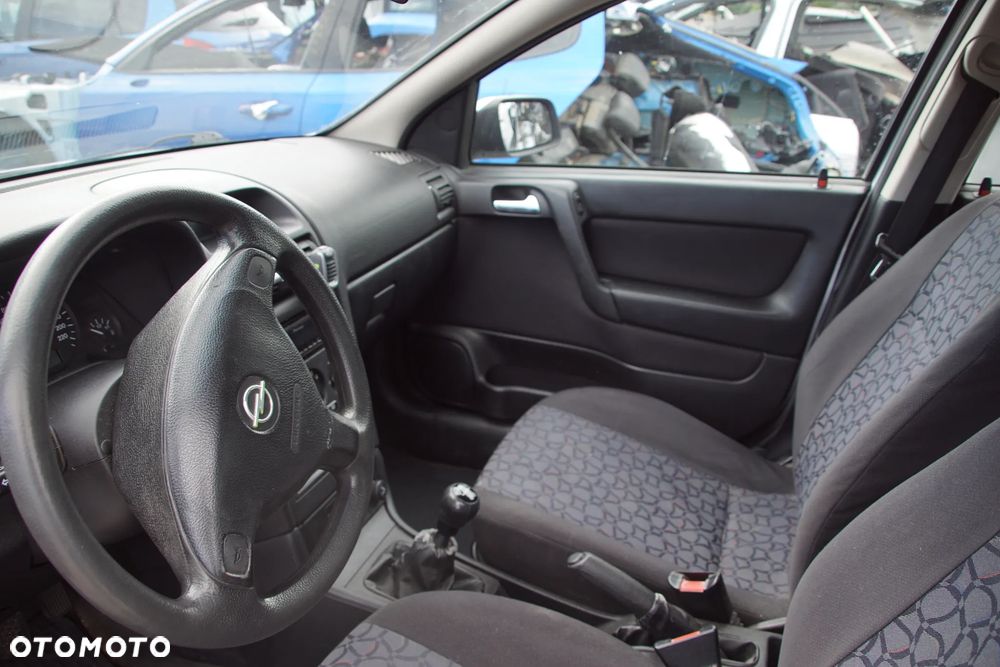 Auto na części - Opel Astra II G 1.6 16V 101 KM X16XEL F17 Z147 1999R Silnik Skrzynia Drzwi Maska Błotnik Zderzak Klapa Lampa Lusterko Klamka Szyba Deska Kokpit Sterownik Moduł Czujnik Licznik Panel Kierownica - 11