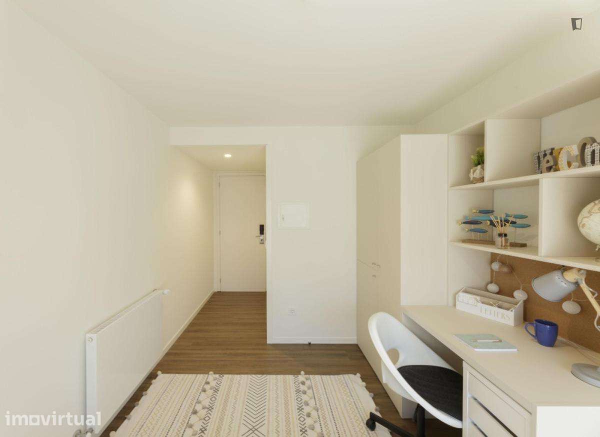 Quarto - localizado em Paranhos Porto - Grande imagem: 2/4
