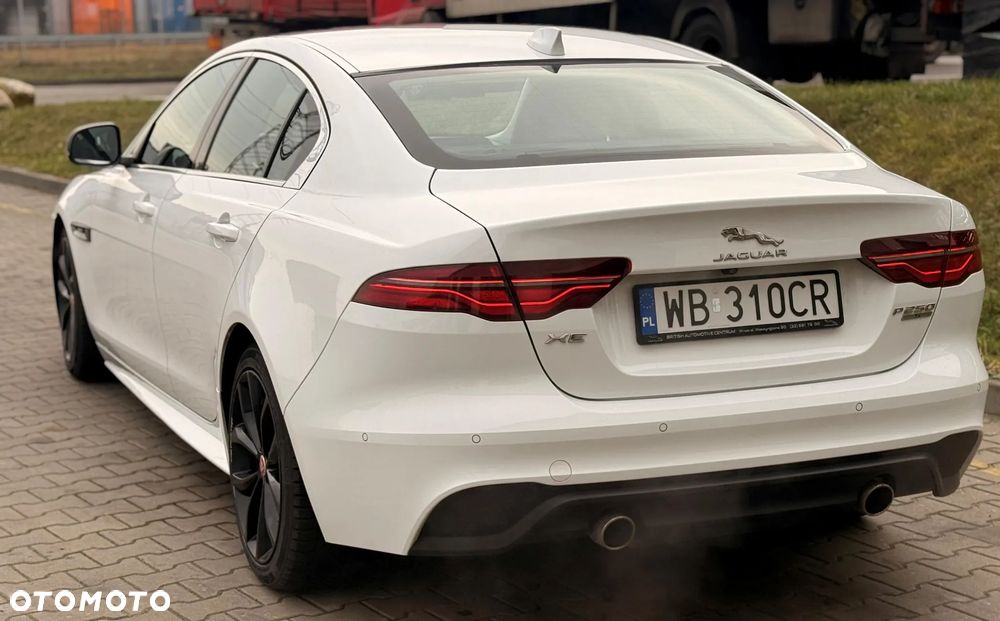 Jaguar XE 2.0 P250 R-Dynamic SE - 11