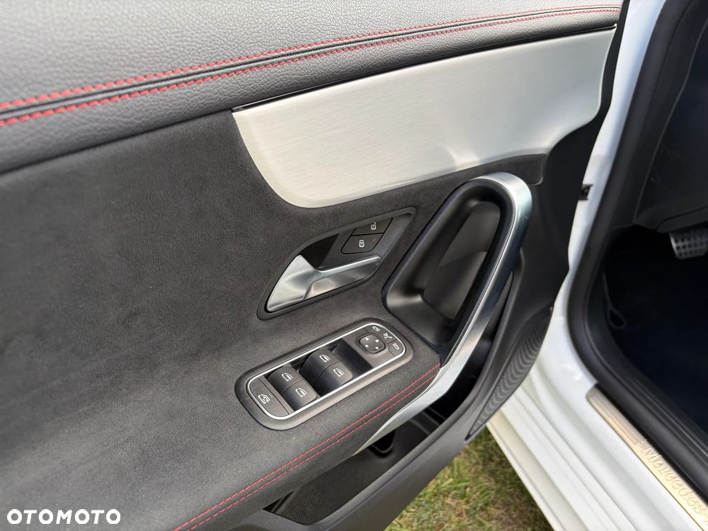 Mercedes-Benz CLA 180 AMG Line 7G-DCT - 16