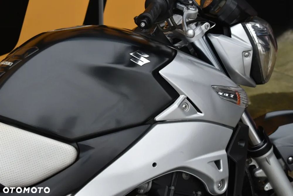 Suzuki GSR - 33