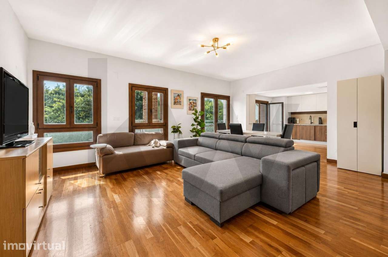 Apartamento T3 com 3 Lugares de Garagem e Arrecadação | Urbanização Ca - Grande imagem: 4/45