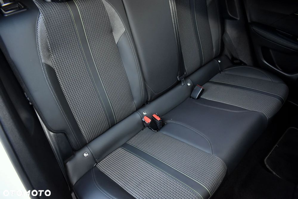 Peugeot 2008 PureTech 130 EAT8 GT Pack - 39