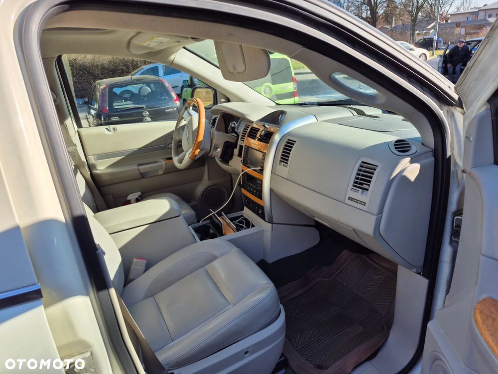 Chrysler Aspen - 12