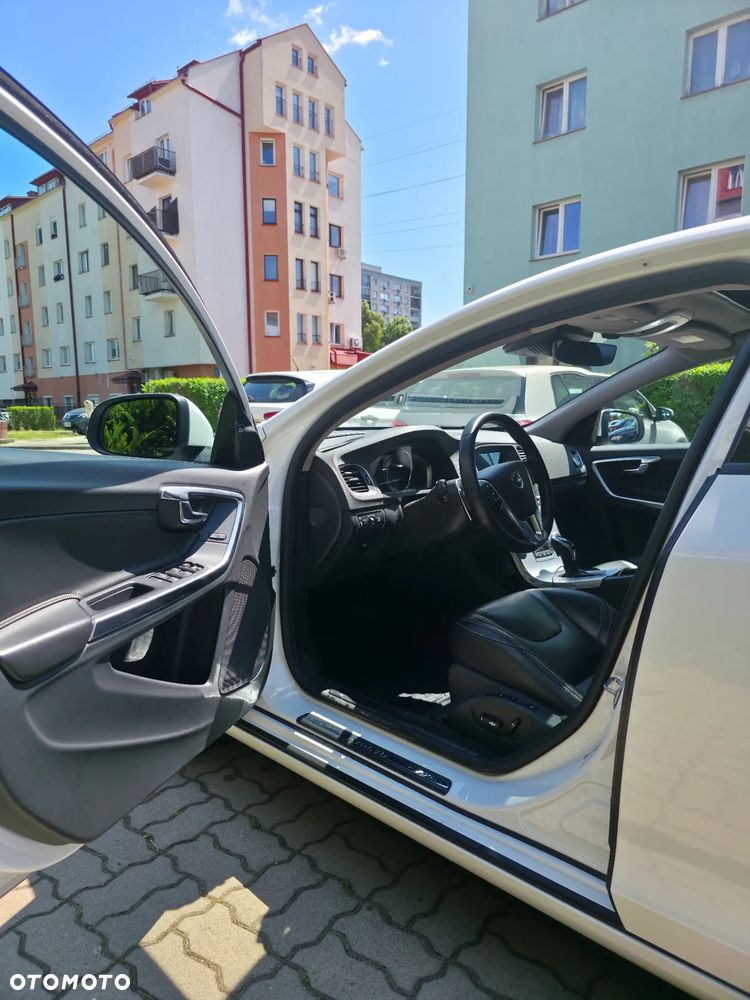 Volvo S60 T5 AWD R-Design - 13