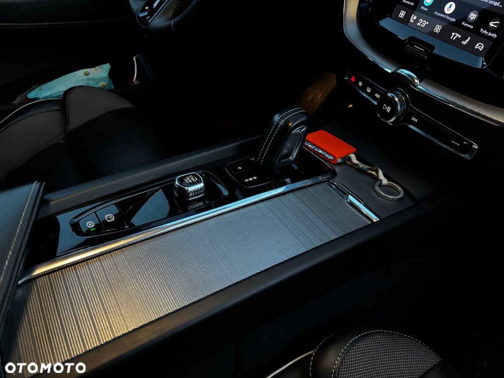 Volvo XC 60 B4 D Plus Dark - 26