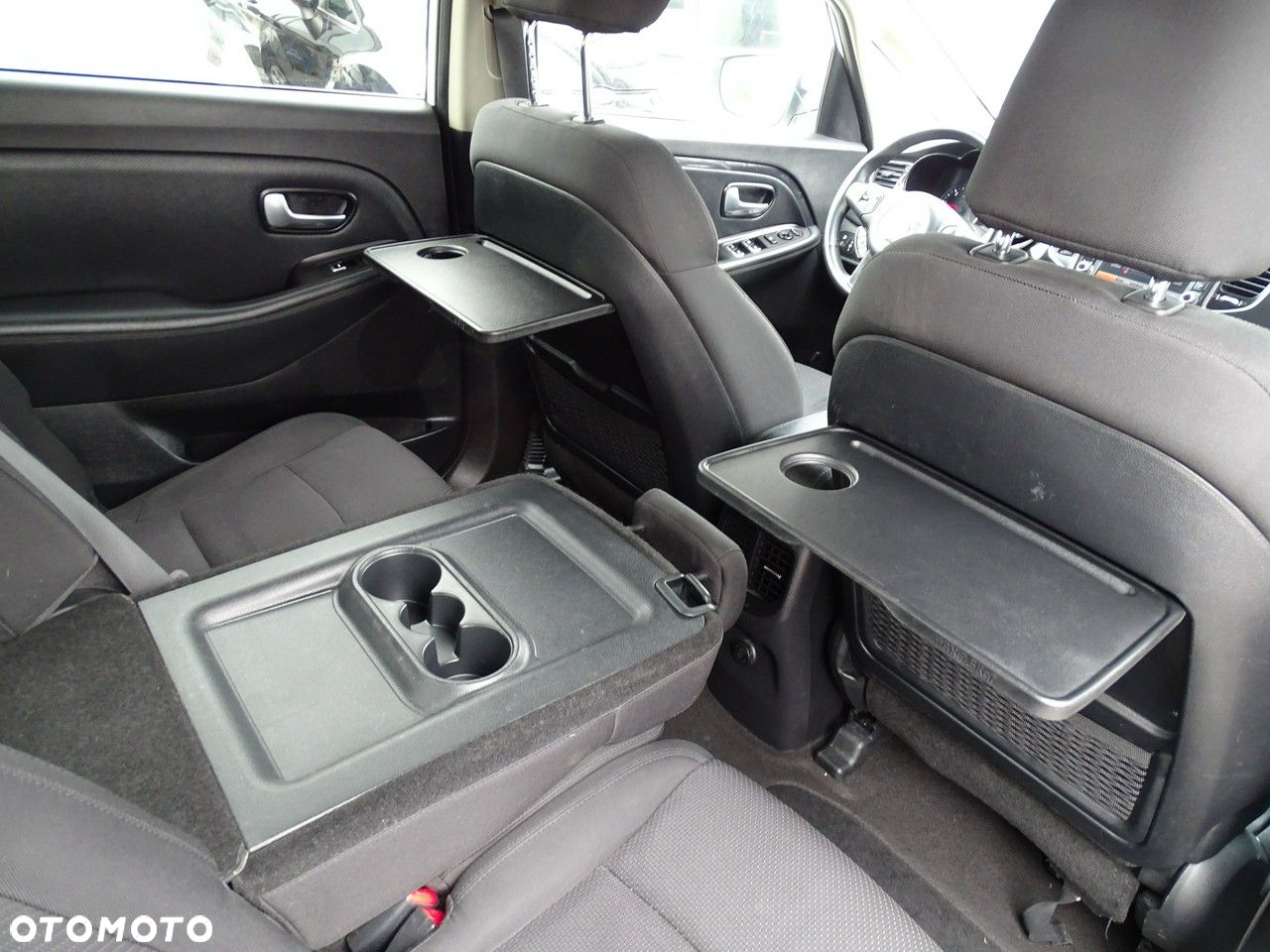 Kia Carens - 37