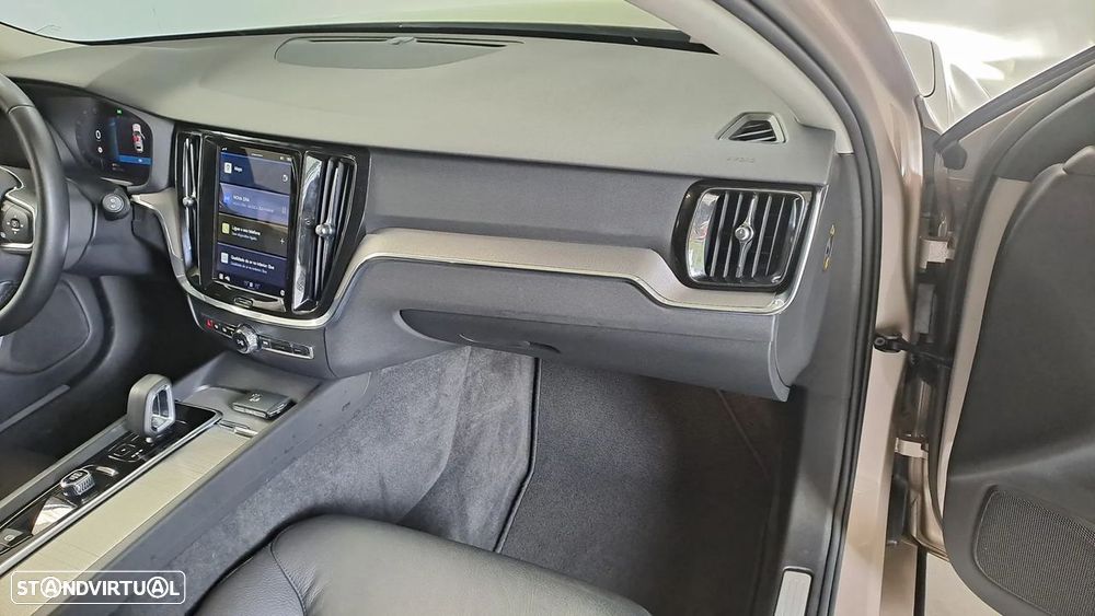 Volvo V60 2.0 B4 Momentum Core Geartronic - 17