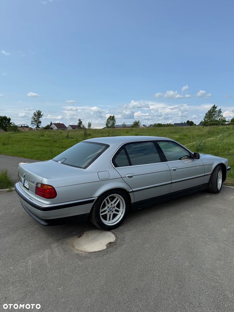BMW Seria 7 750iL - 2