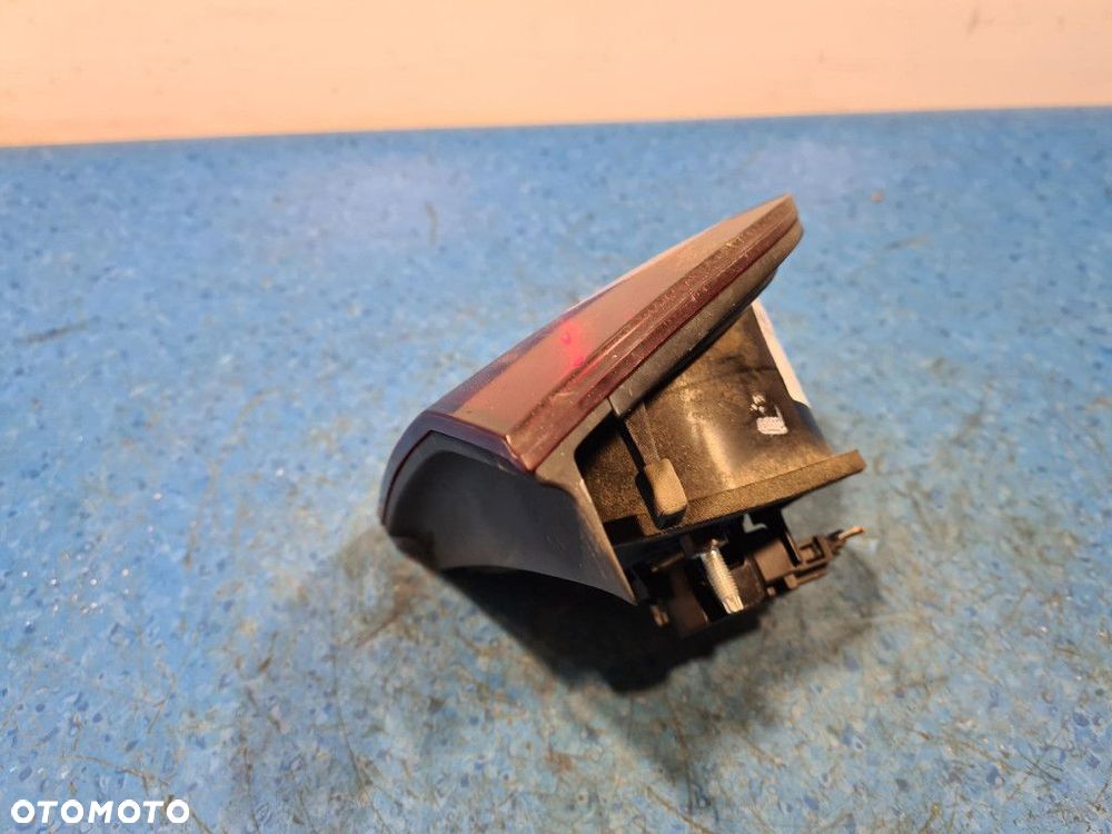 VOLKSWAGEN GOLF V PLUS  LAMPA TYŁ PRAWA ZEWNĘTRZNA  Z KLAPY - 3