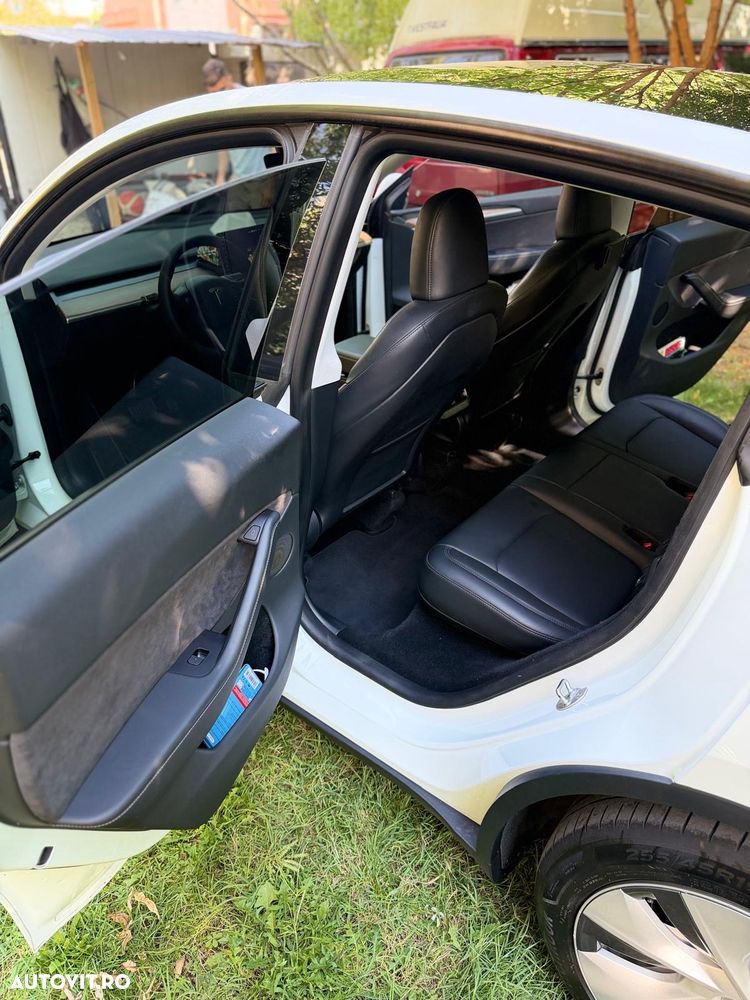 Tesla Model Y - 8