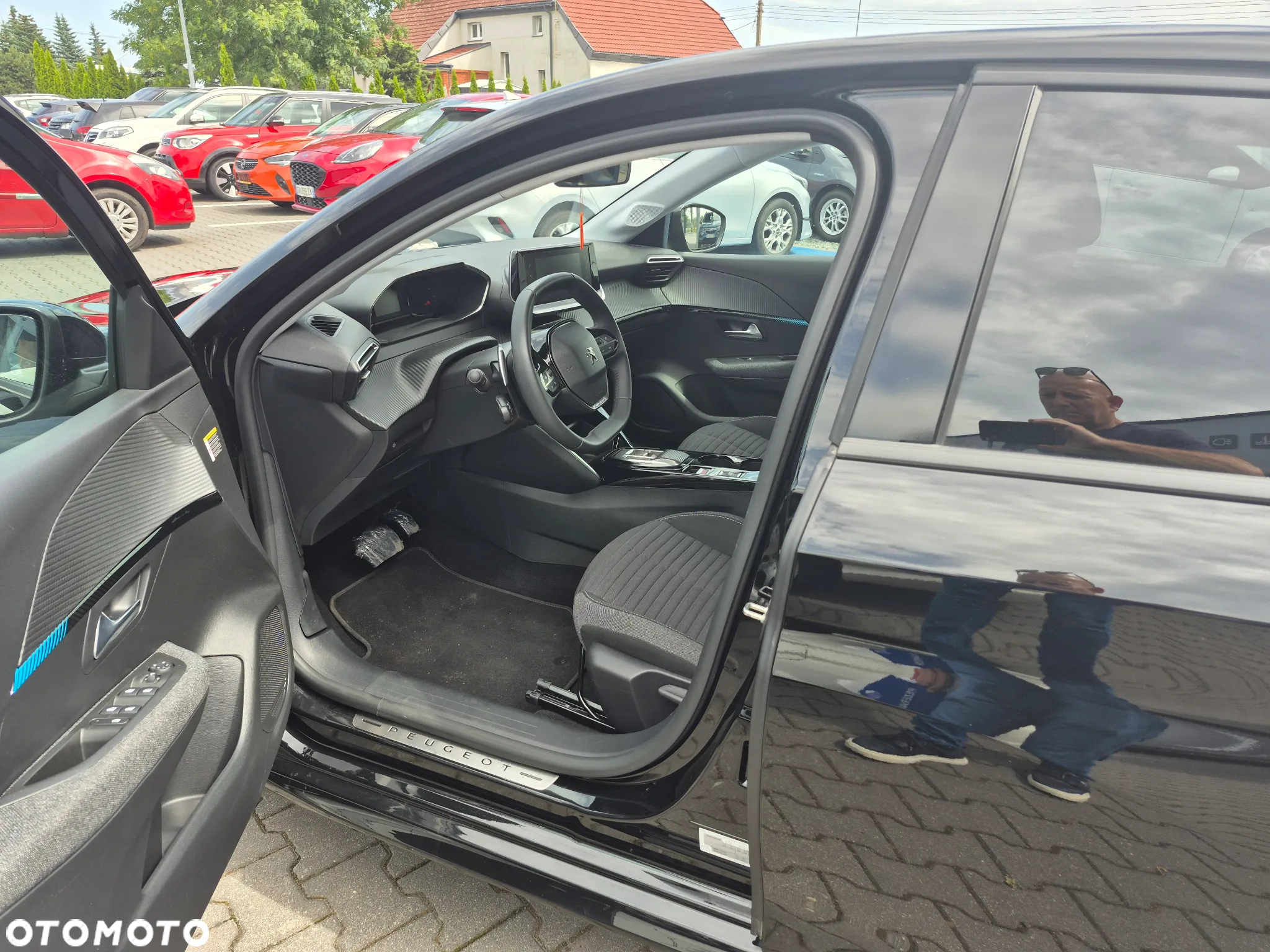 Peugeot 208 PureTech 100 EAT8 Allure - 12