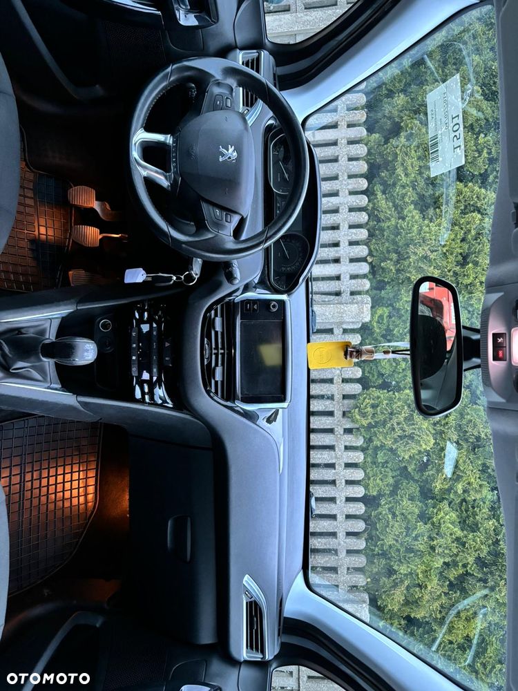 Peugeot 208 - 18