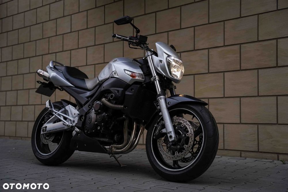 Suzuki GSR - 2