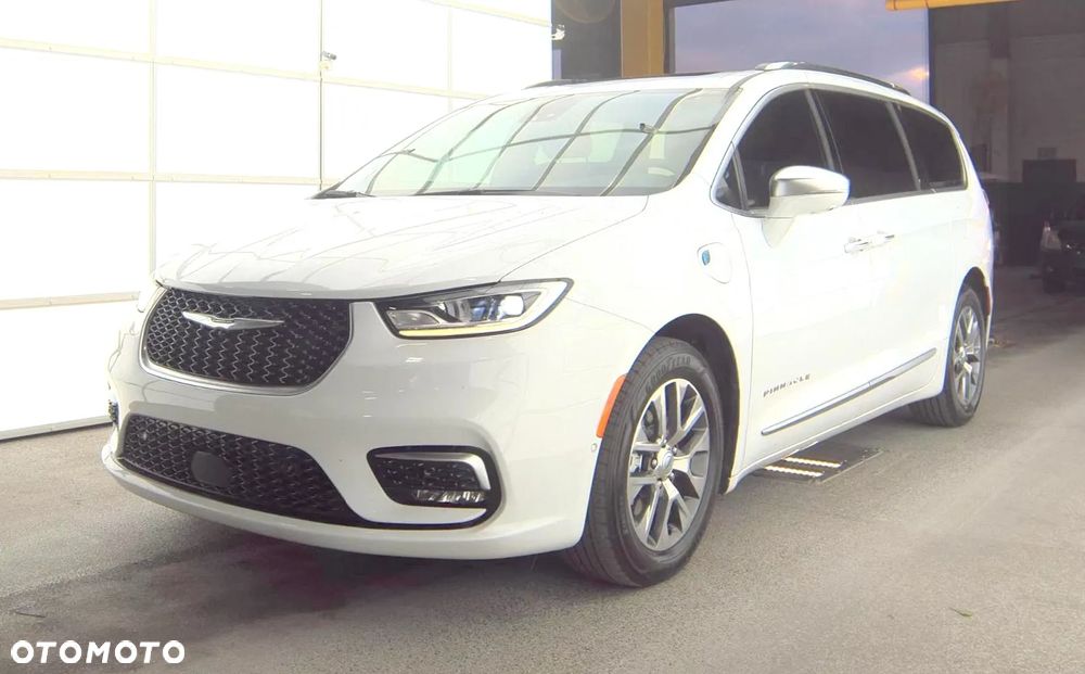 Chrysler Pacifica - 1